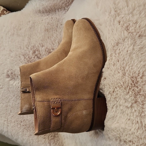 NWOB Cole Haan  Tan Suede Ankle Boots-Size 9​​​​​​​​ - Picture 1 of 6